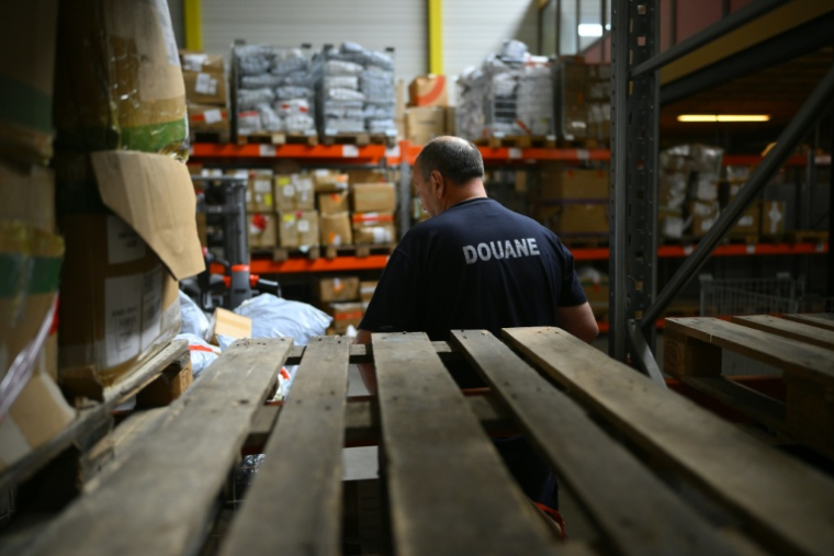 Depuis le 1er juillet, les petits colis (d'une valeur inférieure à 150 euros) importés dans l'UE sont soumis à une taxe de 3 euros par catégorie d'article contenue dans chaque paquet ( AFP / JOHN THYS )