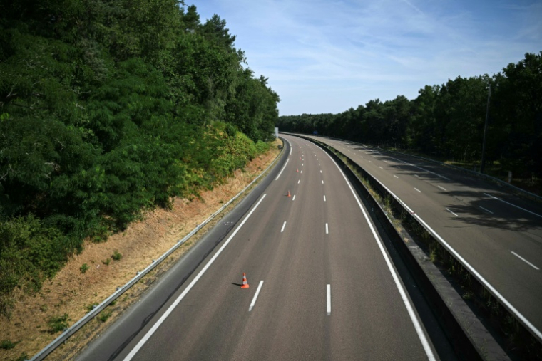 L'autoroute A6 fermée à la circulation en raison d'un feu de forêt dans la forêt de Fontainebleau, près d'Arbonne-la-Forêt, le 16 juillet 2026 en Seine-et-Marne ( AFP / LOU BENOIST )