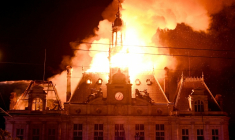 La mairie de Limoges incendiée le 17 octobre 2026, jour de mobilisation nationale contre la "vie chère" ( AFP / Pascal LACHENAUD )