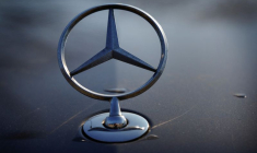 Un logo de Mercedes-Benz est visible devant un concessionnaire Mercedes-Benz à Arnhem