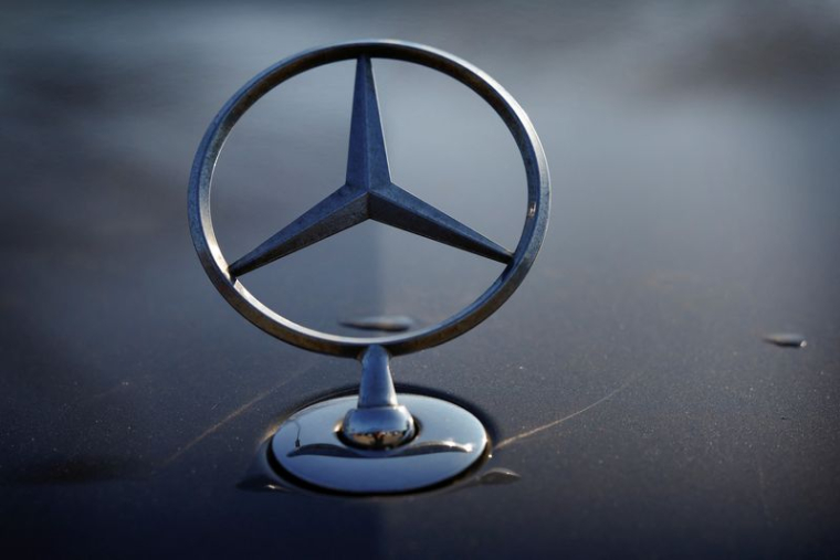 Un logo de Mercedes-Benz est visible devant un concessionnaire Mercedes-Benz à Arnhem
