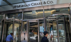 Une personne entre dans le siège de JPMorgan Chase & Co. à Manhattan, New York City, États-Unis