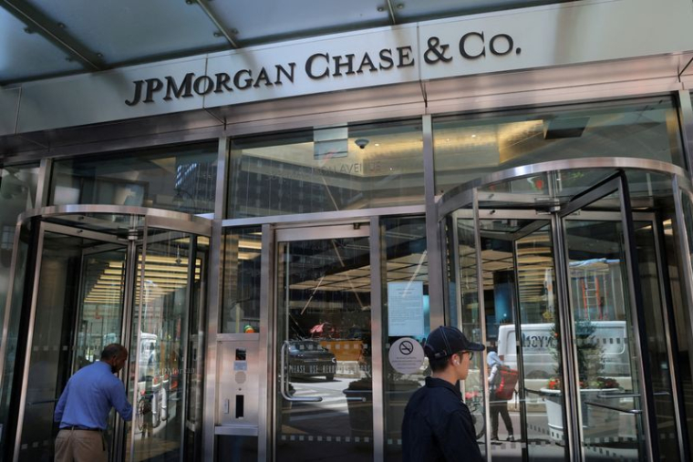 Une personne entre dans le siège de JPMorgan Chase & Co. à Manhattan, New York City, États-Unis