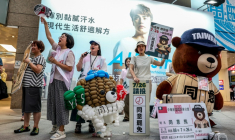 Des manifestantes à la sortie d'une station de métro à Taipei, le 22 juillet 2025 ( AFP / I-Hwa Cheng )