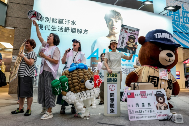 Des manifestantes à la sortie d'une station de métro à Taipei, le 22 juillet 2025 ( AFP / I-Hwa Cheng )