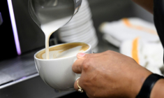 Une employée prépare un latte dans le restaurant The Hamilton à Washington, aux Etats-Unis, le 2 juillet 2025 ( AFP / Drew ANGERER )