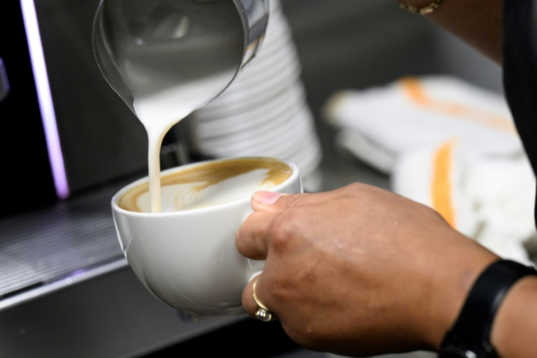 Une employée prépare un latte dans le restaurant The Hamilton à Washington, aux Etats-Unis, le 2 juillet 2025 ( AFP / Drew ANGERER )