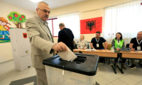 Un électeur vote aux élections législatives, le 11 mai 2025 à Tirana, en Albanie ( AFP / Adnan Beci )