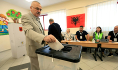Un électeur vote aux élections législatives, le 11 mai 2025 à Tirana, en Albanie ( AFP / Adnan Beci )