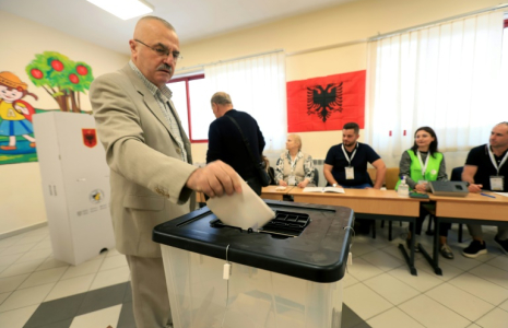 Un électeur vote aux élections législatives, le 11 mai 2025 à Tirana, en Albanie ( AFP / Adnan Beci )