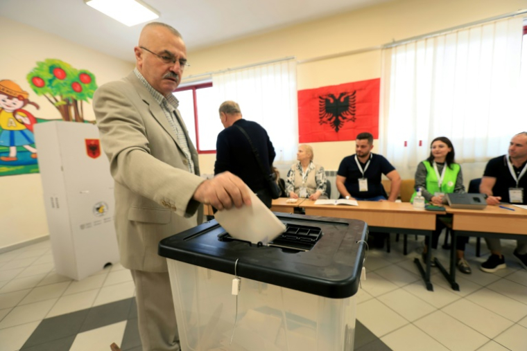 Un électeur vote aux élections législatives, le 11 mai 2025 à Tirana, en Albanie ( AFP / Adnan Beci )