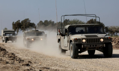 Des véhicules militaires israéliens se déplacent près de la frontière entre Israël et Gaza