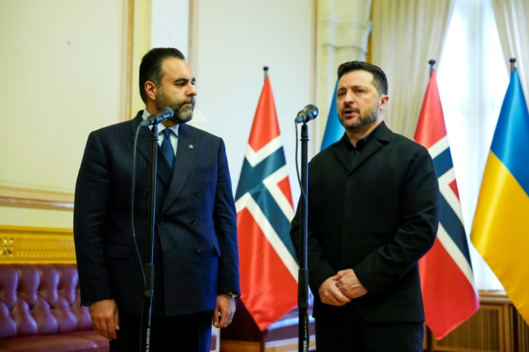 Le président ukrainien Volodymyr Zelensky (d) et Masud Gharahkhani, président du Parlement norvégien, le 21 octobre 2026 à Oslo ( NTB / Ole Berg-Rusten )