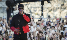 Le rappeur Werenoi en concert aux Francofolies de La Rochelle, le 13 juillet 2024 ( AFP / Thibaud MORITZ )