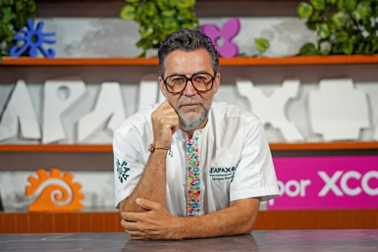 Le chef espagnol Quique Dacosta pose dans le complexe Xcaret, à Playa del Carmen, au Mexique, le 20 septembre 2026 ( AFP / Elizabeth Ruiz )