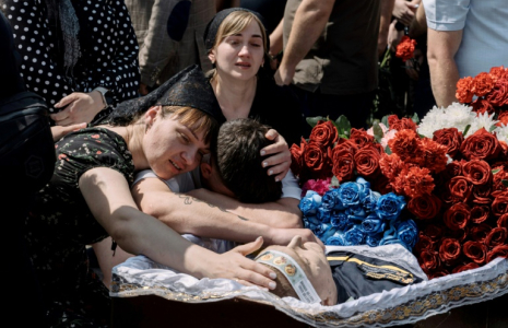 Funérailles d'un pompier tué pendant une attaque de missiles russes sur Kiev, le 9 juin 2025 ( AFP / Andrew Kravchenko )