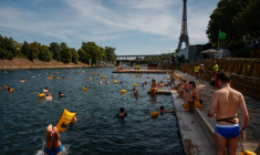 La baignade de Grenelle à Paris le 12 juillet 2026 ( AFP / Dimitar DILKOFF )