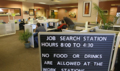 Les demandeurs d'emploi utilisent des ordinateurs pour rechercher des emplois en Californie