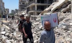 Des Palestiniens récupèrent de l'aide larguée sur Gaza