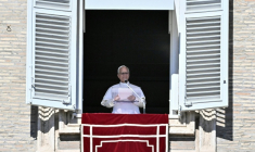 Le pape Léon XIV pendant la prière de l'Angélus sur la place Saint-Pierre, au Vatican, le 11 octobre 2026 ( AFP / Filippo MONTEFORTE )