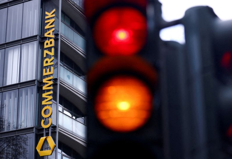 Le logo de la Commerzbank dans une succursale à Cologne