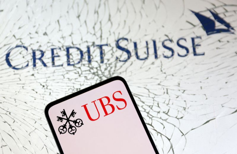 Illustration montre les logos UBS et Credit Suisse