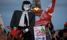 Des manifestants protestent contre la visite en France du président argentin Javier Milei, sur la place du Trocadéro à Paris, le 30 septembre 2026 ( AFP / Kenzo TRIBOUILLARD )