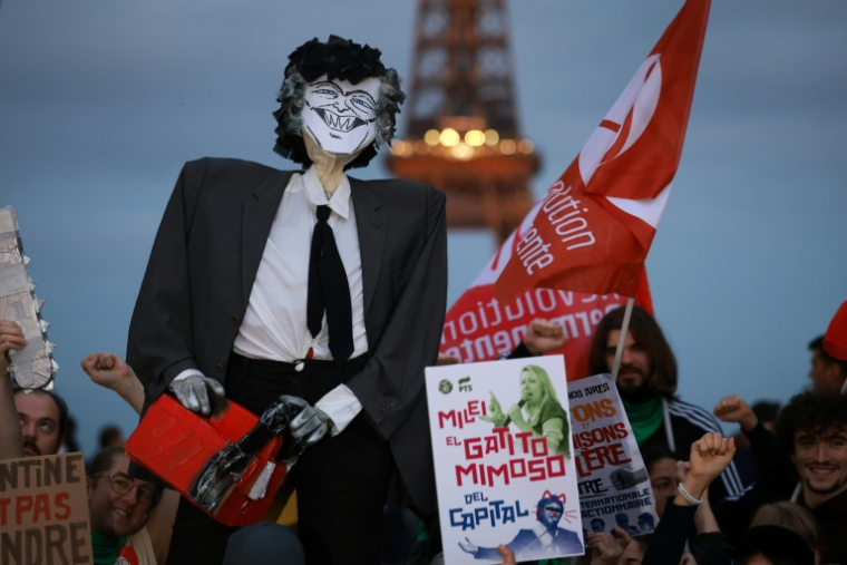 Des manifestants protestent contre la visite en France du président argentin Javier Milei, sur la place du Trocadéro à Paris, le 30 septembre 2026 ( AFP / Kenzo TRIBOUILLARD )