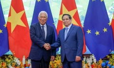 Le Premier ministre vietnamien Pham Minh Chinh (à droite) et le président du Conseil européen Antonio Costa (à gauche) à Hanoï, le 29 janvier 2026. ( POOL / LUONG THAI LINH )