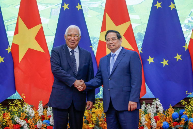 Le Premier ministre vietnamien Pham Minh Chinh (à droite) et le président du Conseil européen Antonio Costa (à gauche) à Hanoï, le 29 janvier 2026. ( POOL / LUONG THAI LINH )