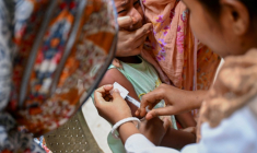 L'ONU s'inquiète des failles dans le système mondial de vaccination des enfants qui pourraient favoriser la recrudescence des épidémies ( AFP / Munir UZ ZAMAN )