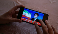 Une Iranienne regarde le premier message du nouveau guide suprême, Mojtaba Khamenei, diffusé par la télévision nationale, le 12 mars 2026 ( AFP / - )