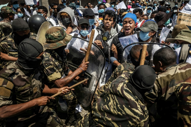 Affrontements entre manifestants et forces de sécurité, le 7 octobre 2025 à Antananarivo, à Madagascar ( AFP / Luis TATO )