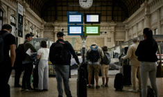 Des voyageurs attendant leurs trains en gare Saint-Jean à Bordeaux durant une grève nationale à l'appel de quatre syndicats de la SNCF, le 10 juin 2026 ( AFP / Philippe LOPEZ )