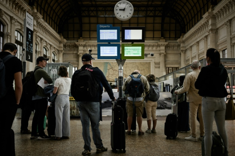 Des voyageurs attendant leurs trains à la gare de Saint-Jean à Bordeaux lors d'une grève nationale à l'appel de quatre syndicats de la SNCF, le 10 juin 2026 en Gironde ( AFP / Philippe LOPEZ )