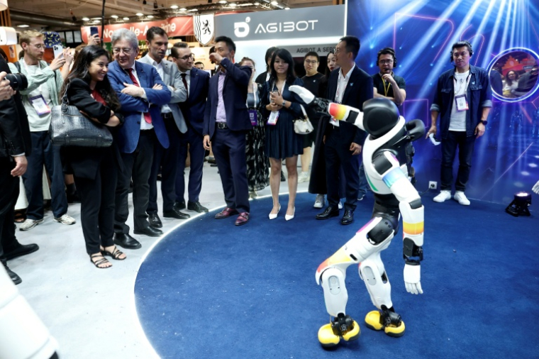 Le leader de La France insoumise (LFI), Jean-Luc Mélenchon, visite le stand Agibot au salon VivaTech, le 19 juin 2026 à Paris ( AFP / SIMON WOHLFAHRT )