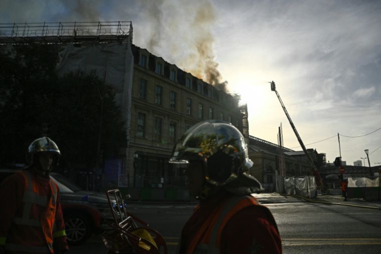 Des pompiers sur le site d'un incendie sur le toit du chantier de Bouygues Bâtiment Île-de-France, près de la gare d'Austerlitz à Paris, le 14 octobre 2026 ( AFP / JULIEN DE ROSA )