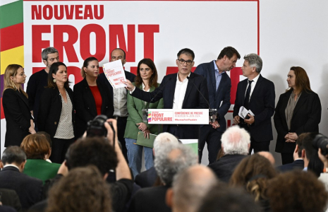 Les cadres des partis formant le Nouveau front populaire à Paris, le 24 juin 2024. ( AFP / JULIEN DE ROSA )