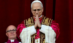 Le pape Léon XIV au balcon de la basilique Saint-Pierre au Vatican le 8 mai 2025  ( AFP / Tiziana FABI )