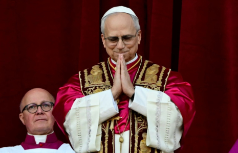 Le pape Léon XIV au balcon de la basilique Saint-Pierre au Vatican le 8 mai 2025  ( AFP / Tiziana FABI )