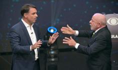 Le président brésilien et candidat à sa réélection, Luiz Inacio Lula da Silva (d.), et le candidat conservateur, Flavio Bolsonaro, s'expriment lors d'un débat en amont du second tour de la présidentielle, à Sao Paulo, au Brésil, le 18 octobre 2026 ( AFP / NELSON ALMEIDA )