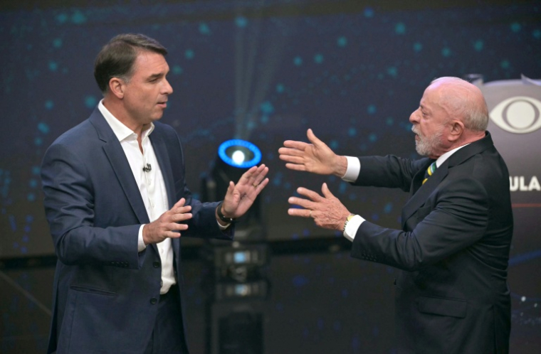 Le président brésilien et candidat à sa réélection, Luiz Inacio Lula da Silva (d.), et le candidat conservateur, Flavio Bolsonaro, s'expriment lors d'un débat en amont du second tour de la présidentielle, à Sao Paulo, au Brésil, le 18 octobre 2026 ( AFP / NELSON ALMEIDA )