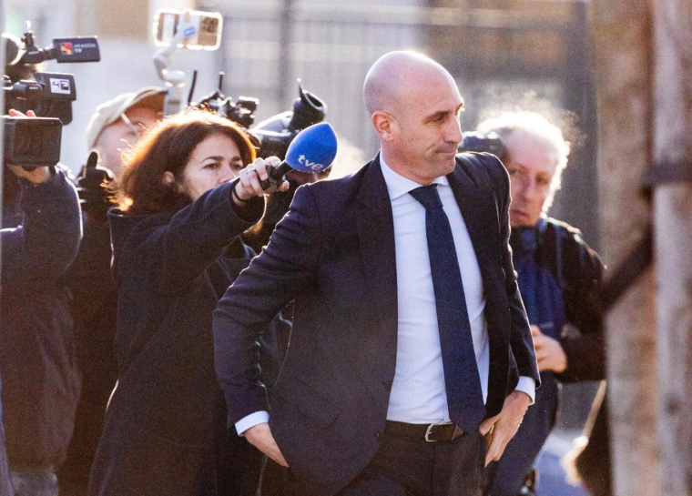 Luis Rubiales persiste que Jenni Hermoso lui a « donné son accord » pour un baiser
