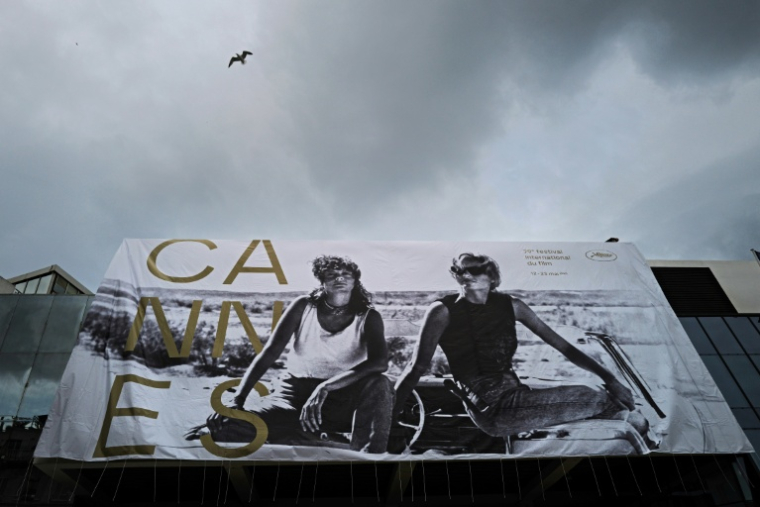 Affiche du festival de Cannes au fronton du Palais des Festivals, le 10 mai 2026 à Cannes ( AFP / Valery HACHE )