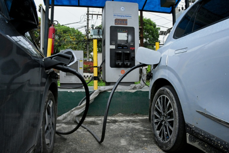 Des véhicules électriques se rechargent à une borne, le 29 avril 2026 à Katmandou  ( AFP / Prakash MATHEMA )