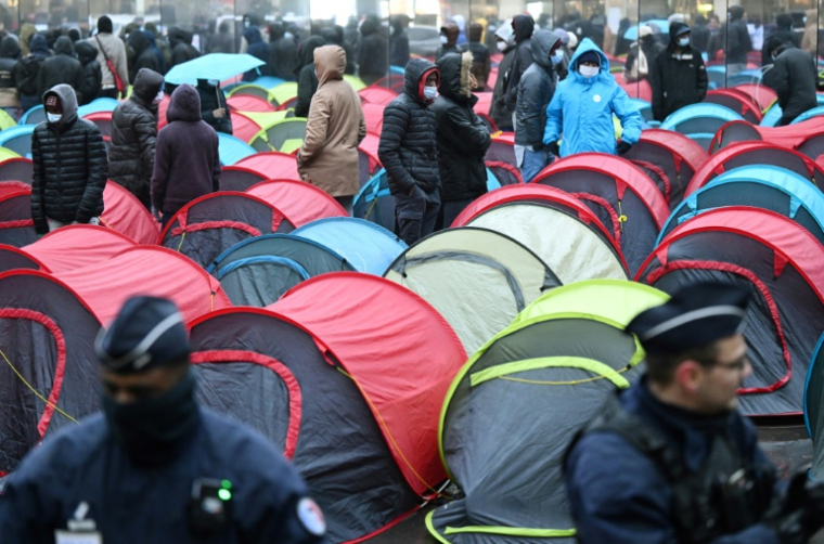 Mobilisation à Paris devant le Conseil d'Etat pour demander une meilleure prise en charge des enfants migrants mineurs non accompagnés, le 2 décembre 2022 ( AFP / Julie SEBADELHA )