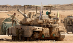 Des chars israéliens déployés à la frontière avec la bande de Gaza, le 13 août 2025 ( AFP / Jack GUEZ )