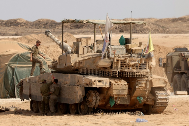 Des chars israéliens déployés à la frontière avec la bande de Gaza, le 13 août 2025 ( AFP / Jack GUEZ )