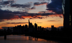 Photo de la Banque centrale européenne photographiée au coucher du soleil à Francfort