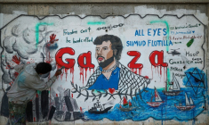 Un artiste peint une fresque dénonçant l'interception par Israël de la flottille pour Gaza, le 19 mai 2026 à Nousseirat, dans le centre de la Bande de Gaza ( AFP / Eyad Baba )